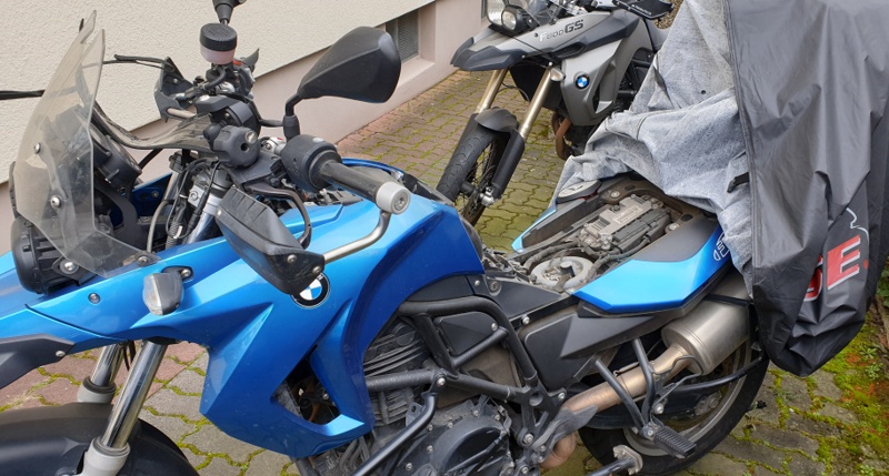 Motorrad-Batterie einbauen