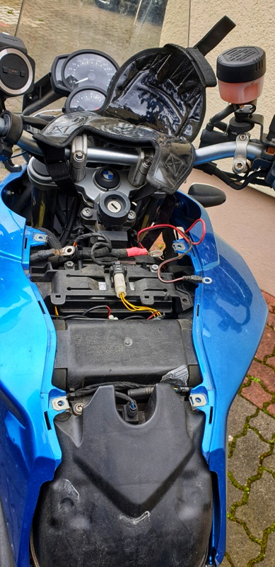 Motorrad-Batterie einbauen